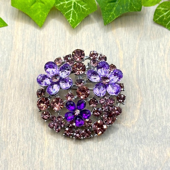 🌻 3/$25 Beautiful Purple Rhinestone Round Flower Brooch - Picture 1 of 8